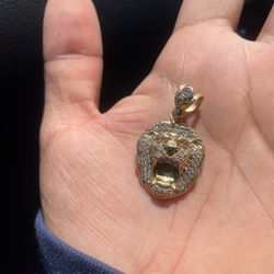10K Lion pendant with stones