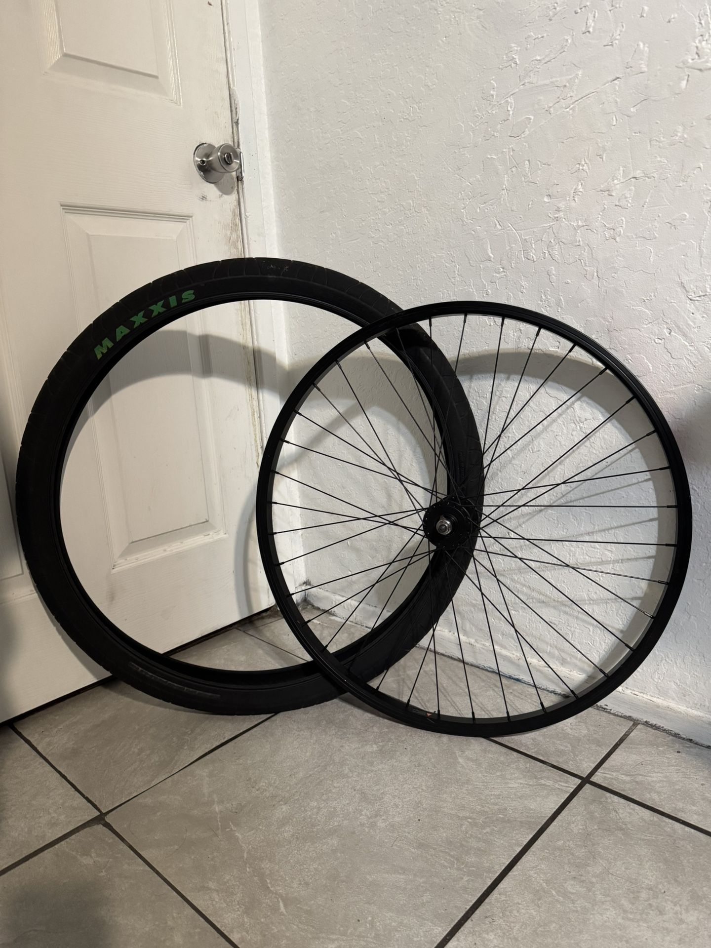 Black Throne Front Rim & Maxxi