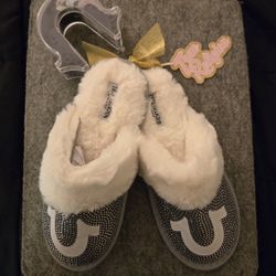 True Religion Beanie w/glove set