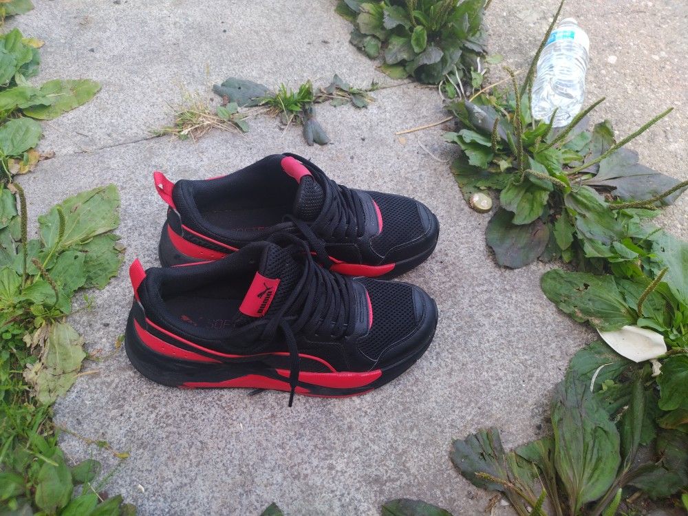 PUMAS SIZE 9