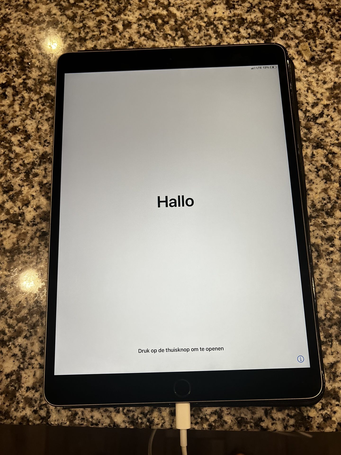 Apple 10.5” iPad Pro (512 GB, Wi-Fi + LTE, Space Gray)