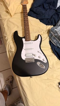 Squire Stratocaster Matte Black with carrying case