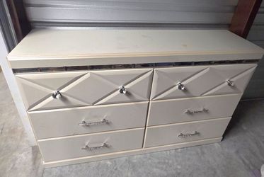 B351-31 Ashley Furniture Dreamur - Champagne Dresser