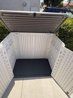 Outdoor storage shed