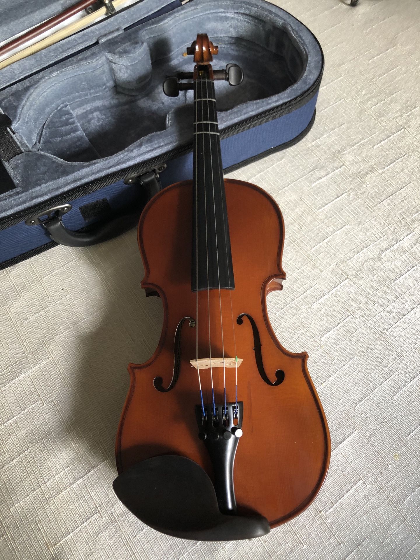 Beautiful children’s violin w/carrying case