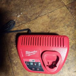 MILWAUKEE M12 BATTERY CHARGER