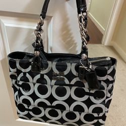 BLACK COACH PURSE BARELY USED 