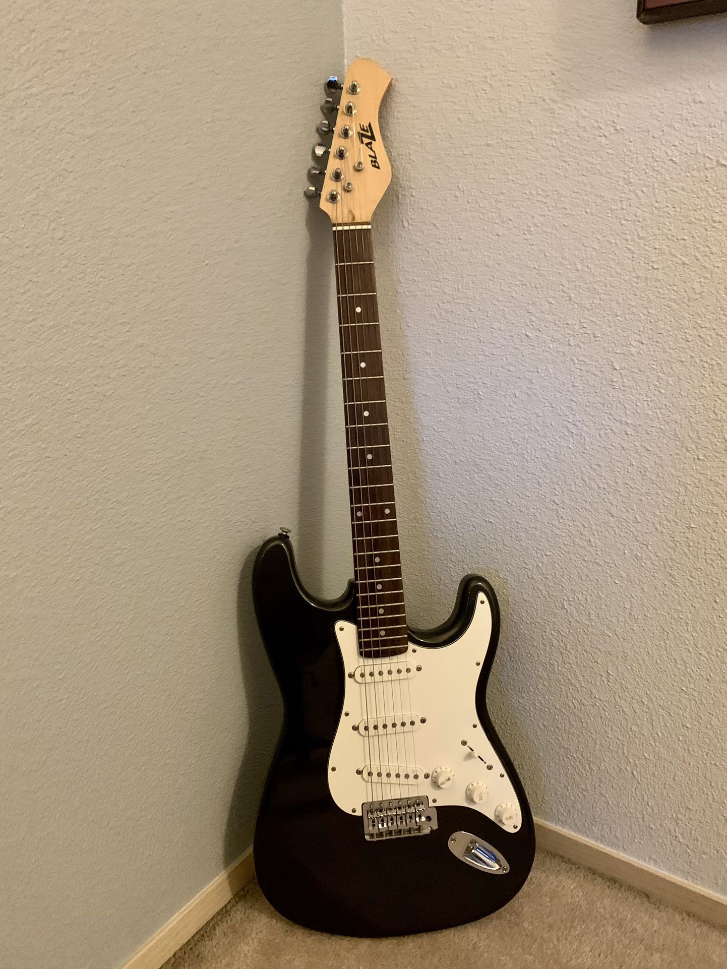 Stratocaster Copy Guitar With Peavey Practice Amp