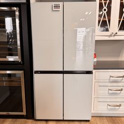 New Samsung - Bespoke 22 cu. ft. Counter Depth 4-Door French Door Refrigerator with Zero Clearance Fit - White Glass Model: RM80F22WEW