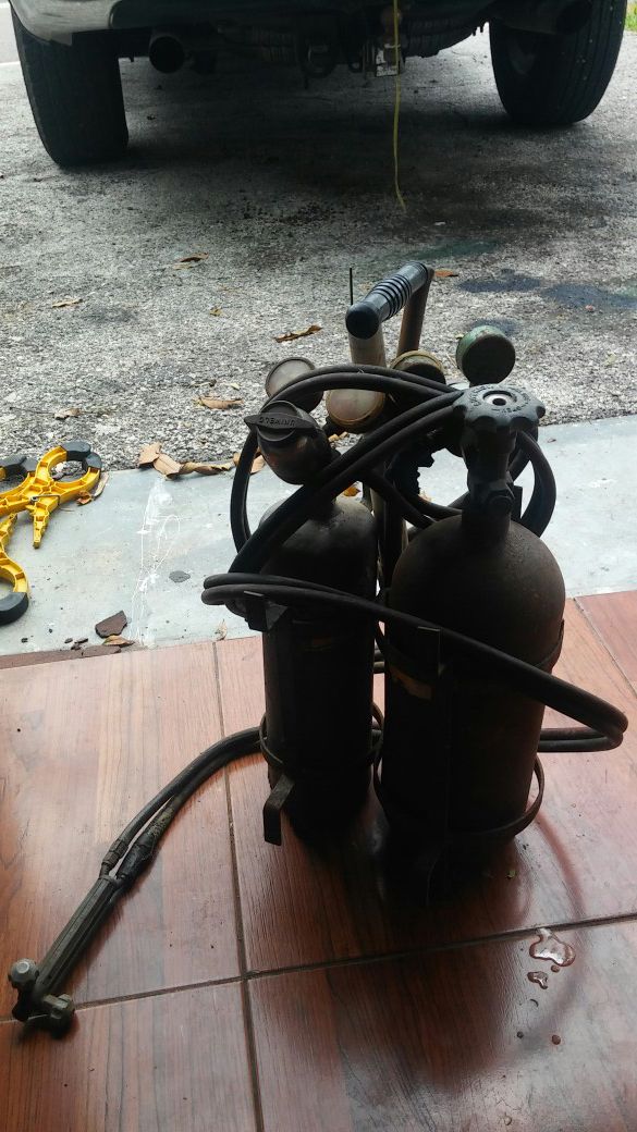 Portable welder with tanks holder and hose
