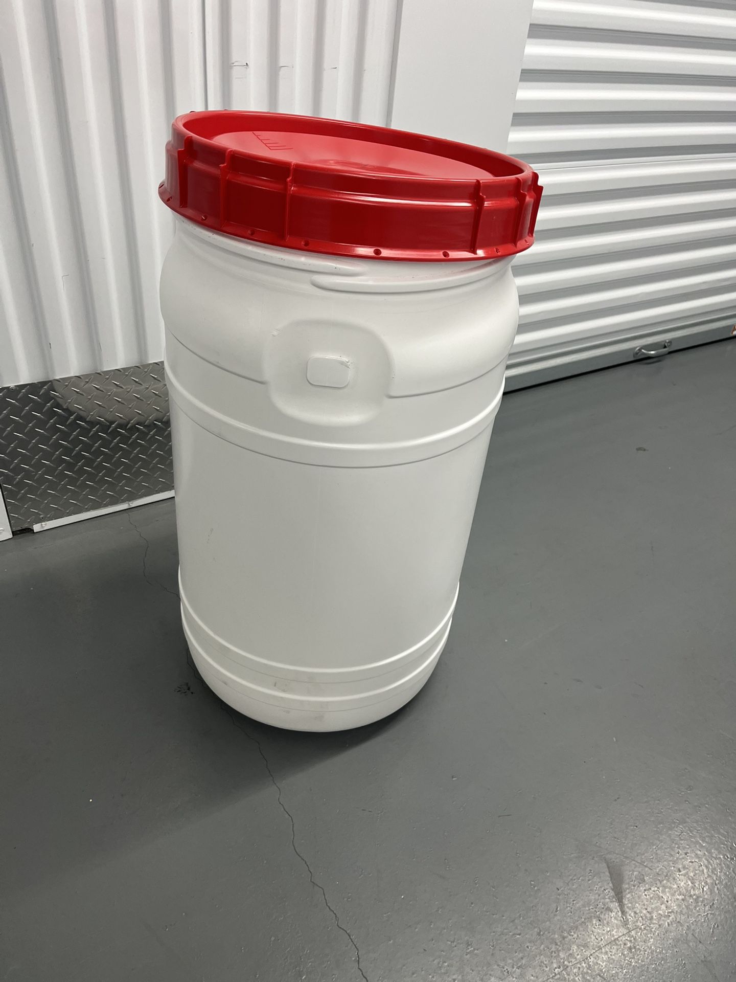 30 Gallon White Drum / Barrel with Red Lid