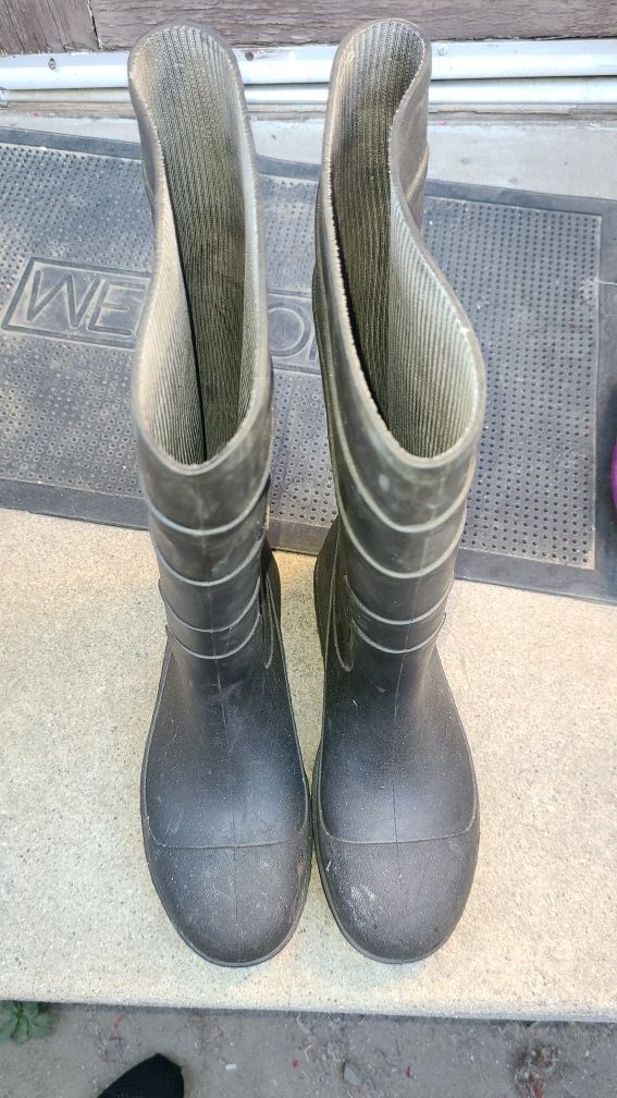 Water boots size 9