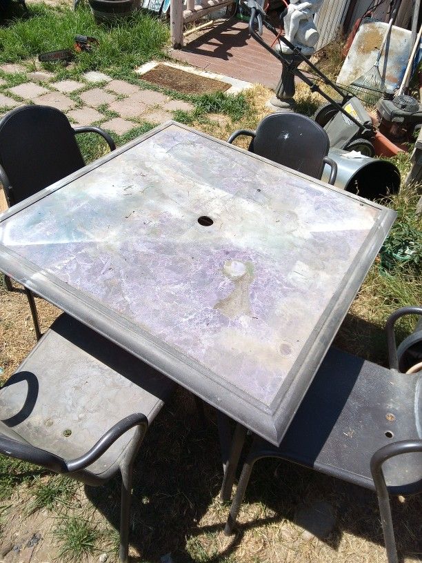 Yard Cable With Four Chairs