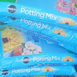 Miracle-Gro Potting Mix and Garden Soil Bags(9)