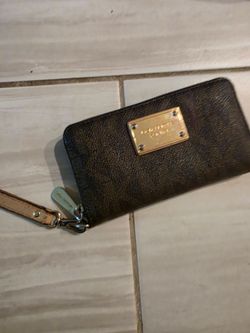 Micheal kors wallet with wrist strap
