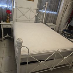 Cama con colchón y 2 mesitas