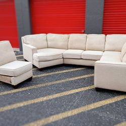 Free Delivery Today 🏠🛻.  Steam Cleaned Kevin Charles Sectional couch with an extra piece. No stains. Comfortable sofa