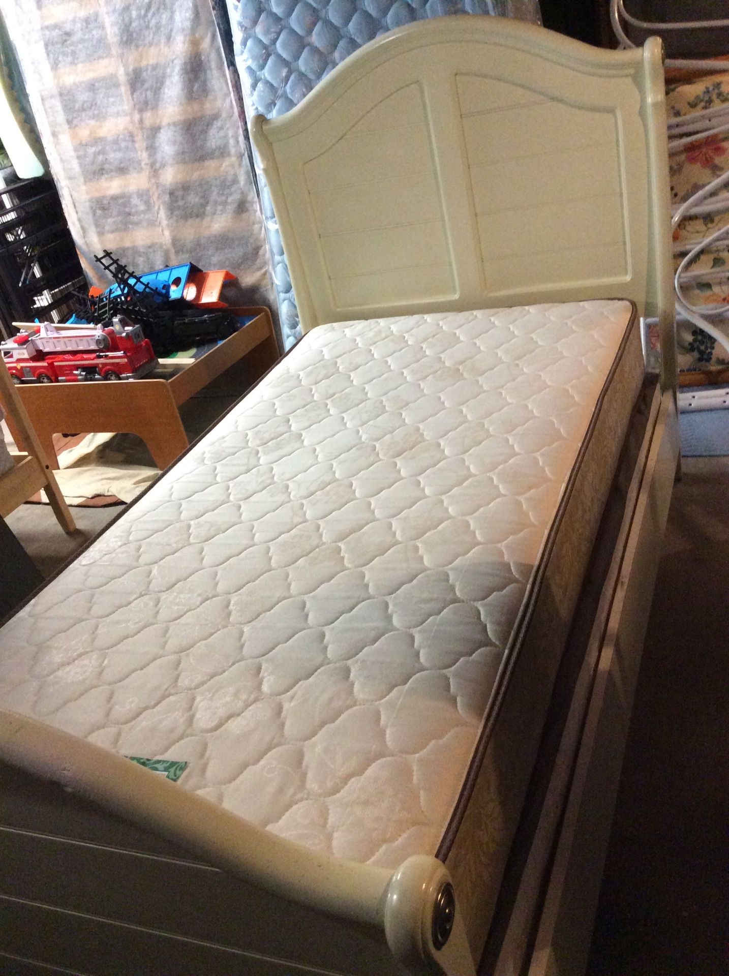 Twin bed incluyes mattress y box spring $ 130.00