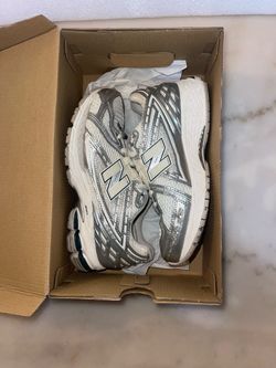 New Balance 1906R 'Silver Metallic Cream' (M1906REE) Size Men's 4.5 / Women's 6