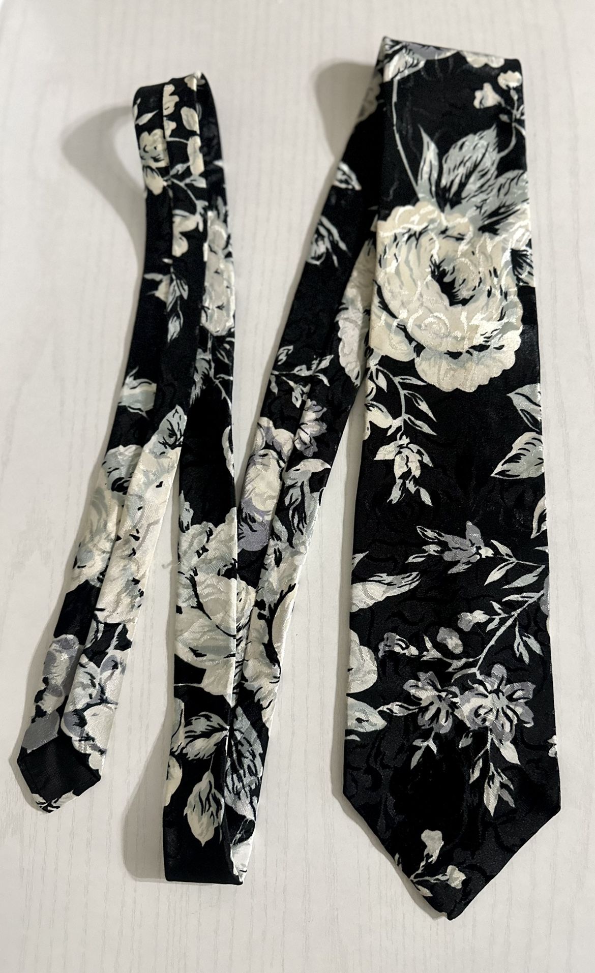 Vintage H John’s California Men’s Clothier Neck Tie Floral Shimmer Silver Black