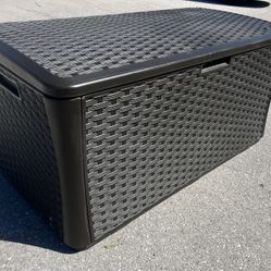Delivery Available! 52x29x26in 99 Gallon Suncast Resin Java Patio Pool Deck Box Storage Chest! Good Condition! Lockable. Retails $159