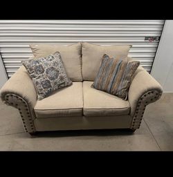 ‼️SYLMAR‼️Kara beige 67” Loveseat comes with 4 pillows