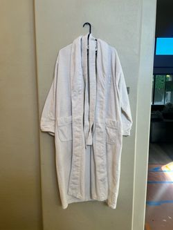LIKE NEW One Size Unisex Carnival Cruise Suite Robe- Honeycomb Weave Bathrobe