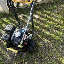 DEWALT 3600 PSI 2.5 GPM Gas Cold Water Professional Pressure Washer with HONDA GX200 Engine