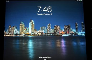 Good used UNLOCKED  iPad 7th generation WiFi and Cellular 32gb comes with keyboard $199 firm original ownet