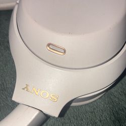 Sony WH-1000MX4 Wireless Noise Canceling Headphones in Silver