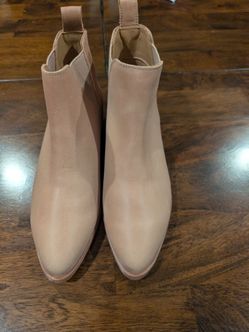Brand new  Nisolo Eva Everyday Chelsea Boot Almond size 9
