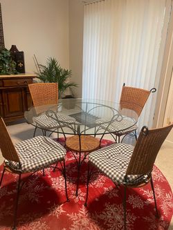 Table with wicker/black metal chairs.