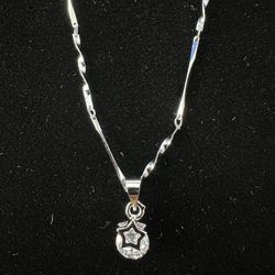 Small Star Pendant Necklace 