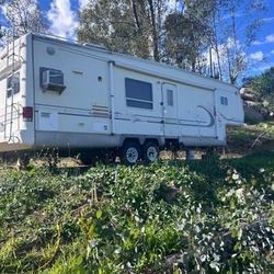 1998 Damian 5th Wheel Trailer