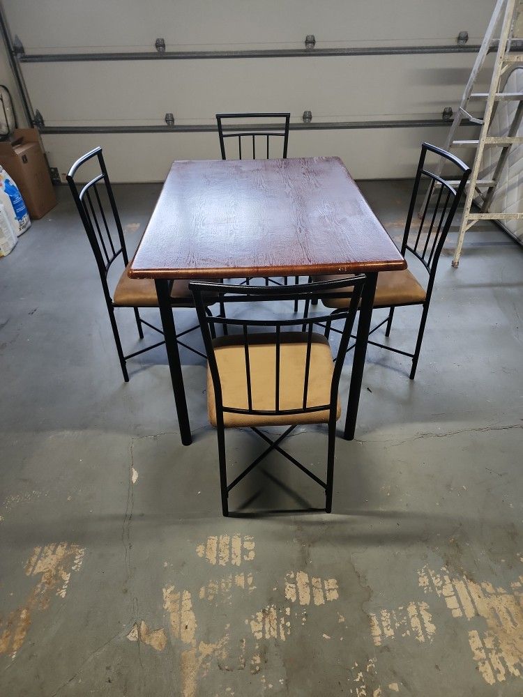 Kitchen Dining Table And 4 Chair Set for Sale in Fullerton, CA - OfferUp