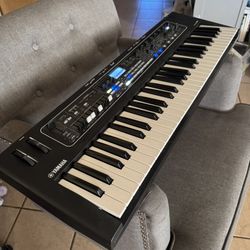 Yamaha CK61 61-Key Portable Stage Keyboard