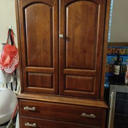 Oak Armoier Cabinet With 32" Tv Seivel