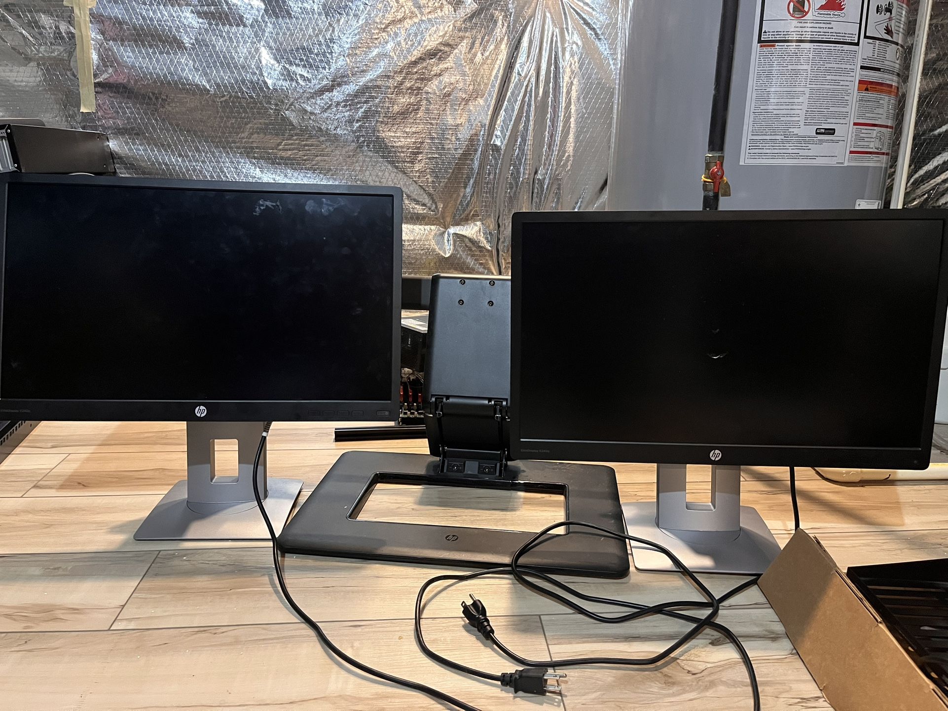 HP 24” Monitor Pair (set a) with dual screen stand/mount