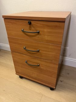 Lockable File Cabinet (Read Description)