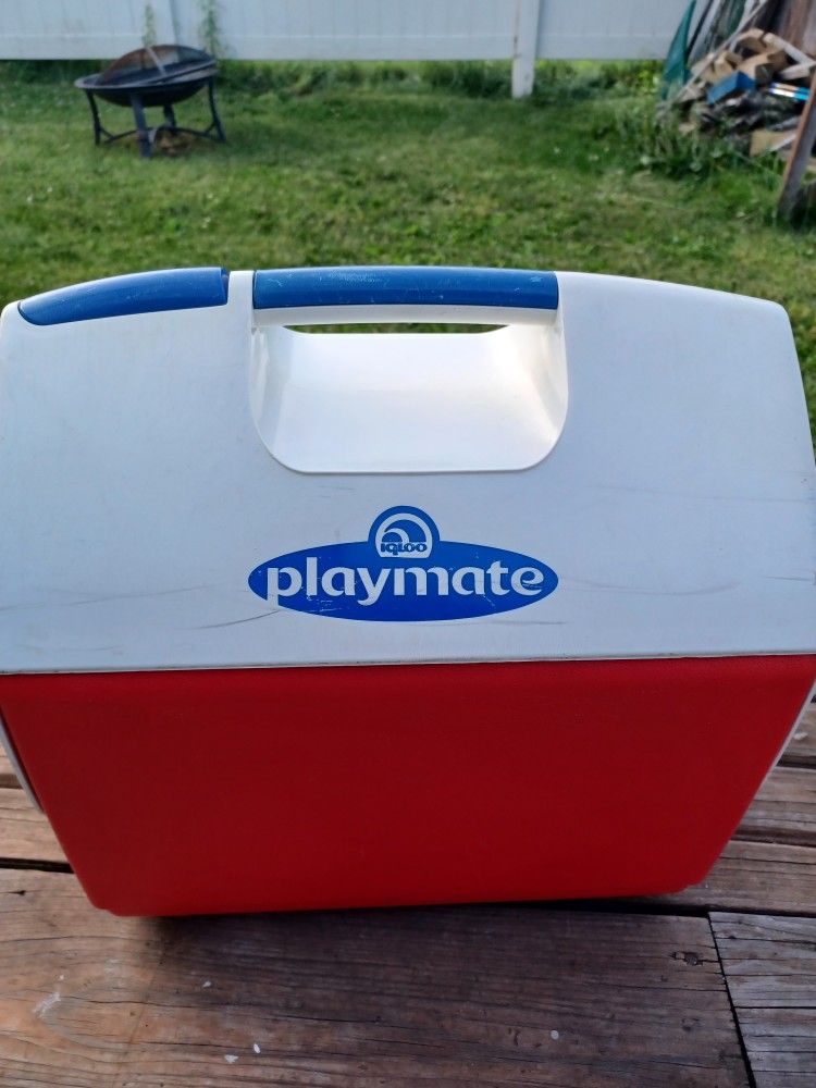 Red Igloo Playmate Ultra Outdoor Cooler