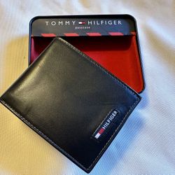 Tommy Hilfiger Men's Premium Leather Wallet Passcase in Metal Case