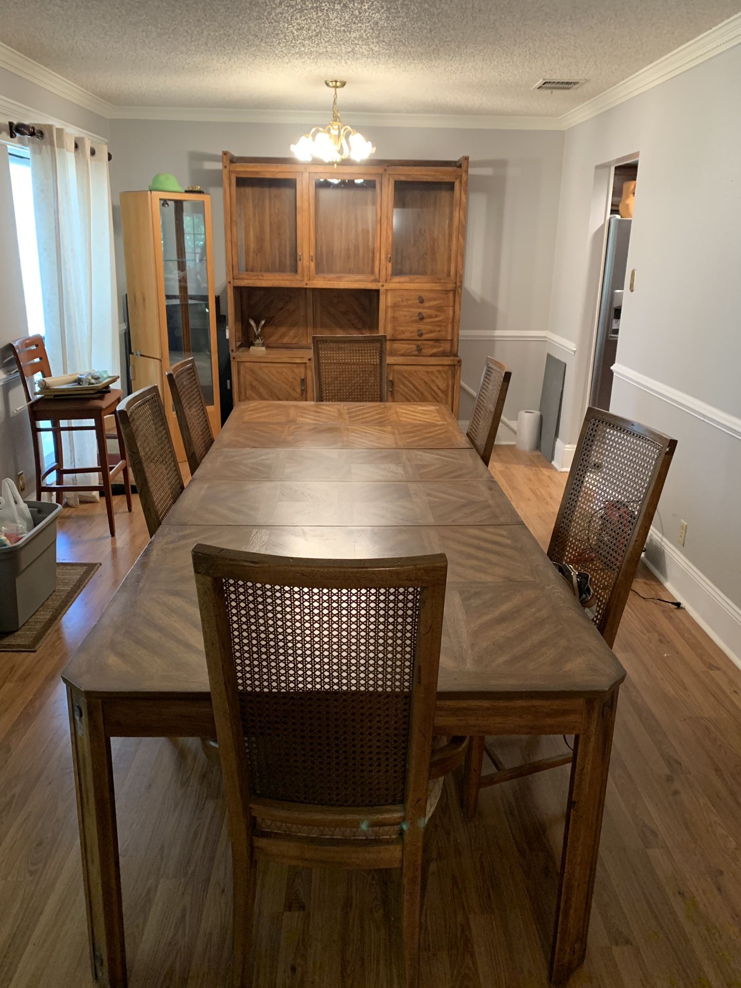 Dining room set with matching hutch. for Sale in San Antonio, TX OfferUp