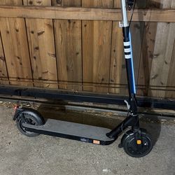 Scooter Electric. Patín eléctrico viene con su cargador