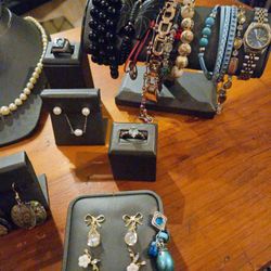 Lot Of Jewlrey 