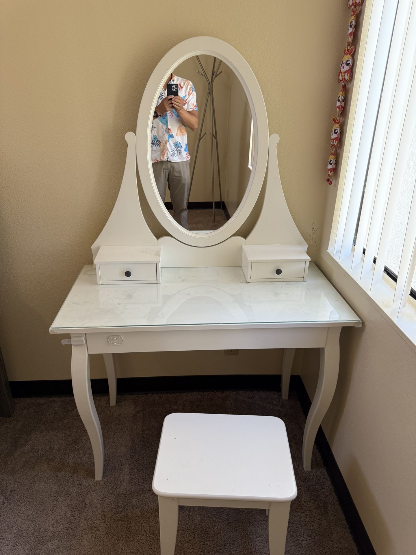 Make Up Table And Chair