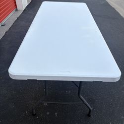 Mesas (precio no negociable).