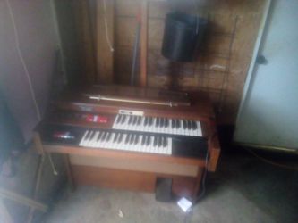 Thomas Electric Organ Model 127
