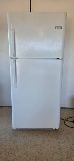 Refrigerator with Ice Maker