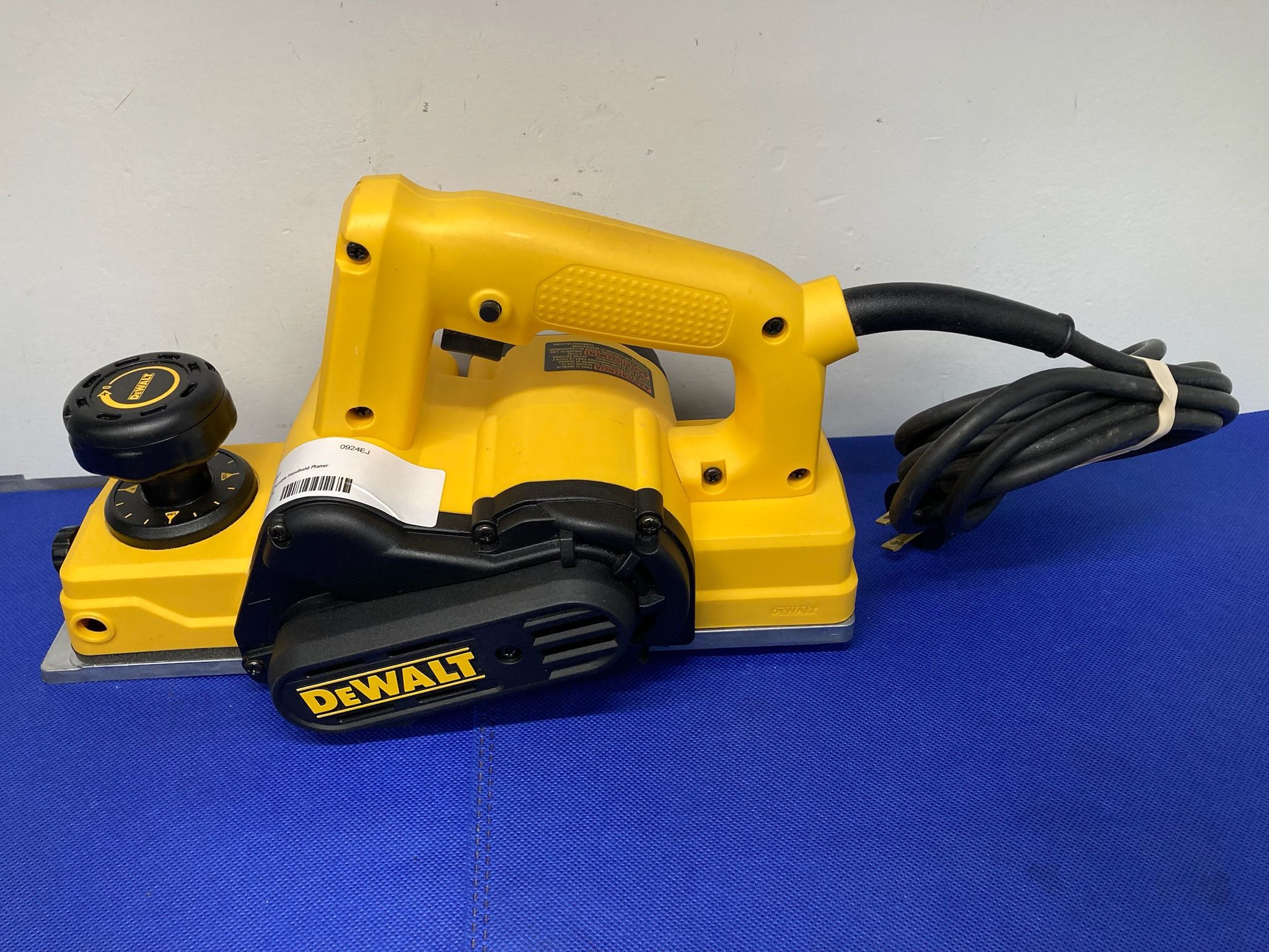 DEWALT D26676 5.5 Amp Corded 3-1/4" Portable Handheld Planer
