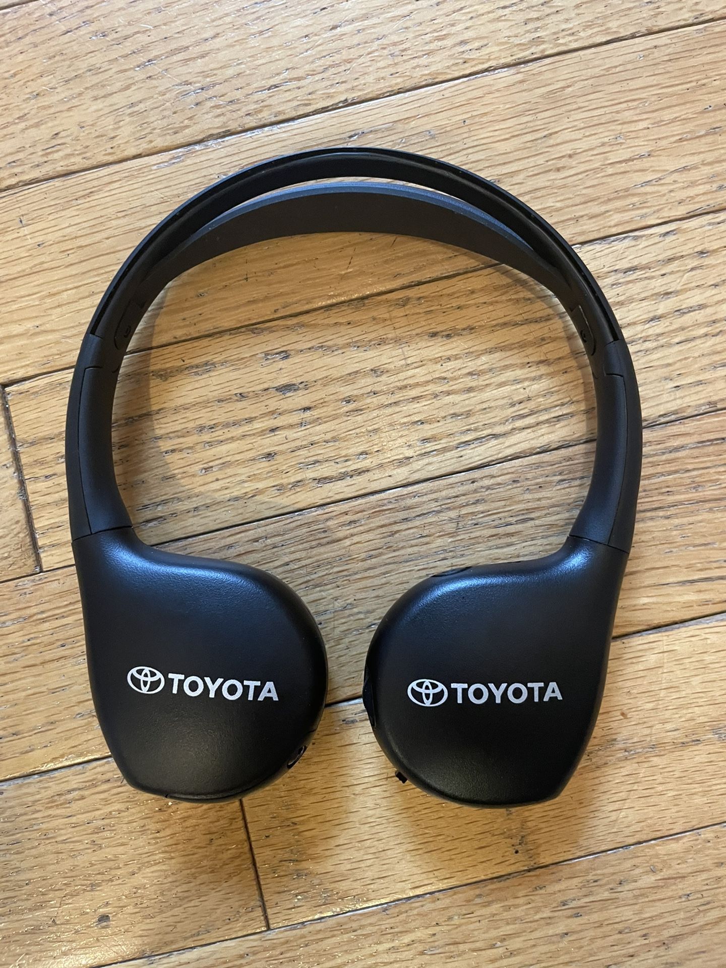 2 Toyota Dual channel fold flat Wireless headphones